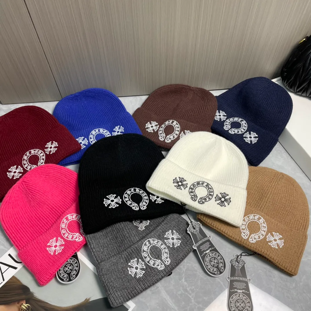 P60 🤍Chrome hearts new autumn and winter cross knitted hat🧶 One of the must-have hats in autumn and winter~ It really looks good on whoever wears it~, it is also a perfect match in black and white and gray in autumn~